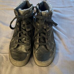 Earth Origins Black Ankle Boots with Textured Material and Padded Tongue